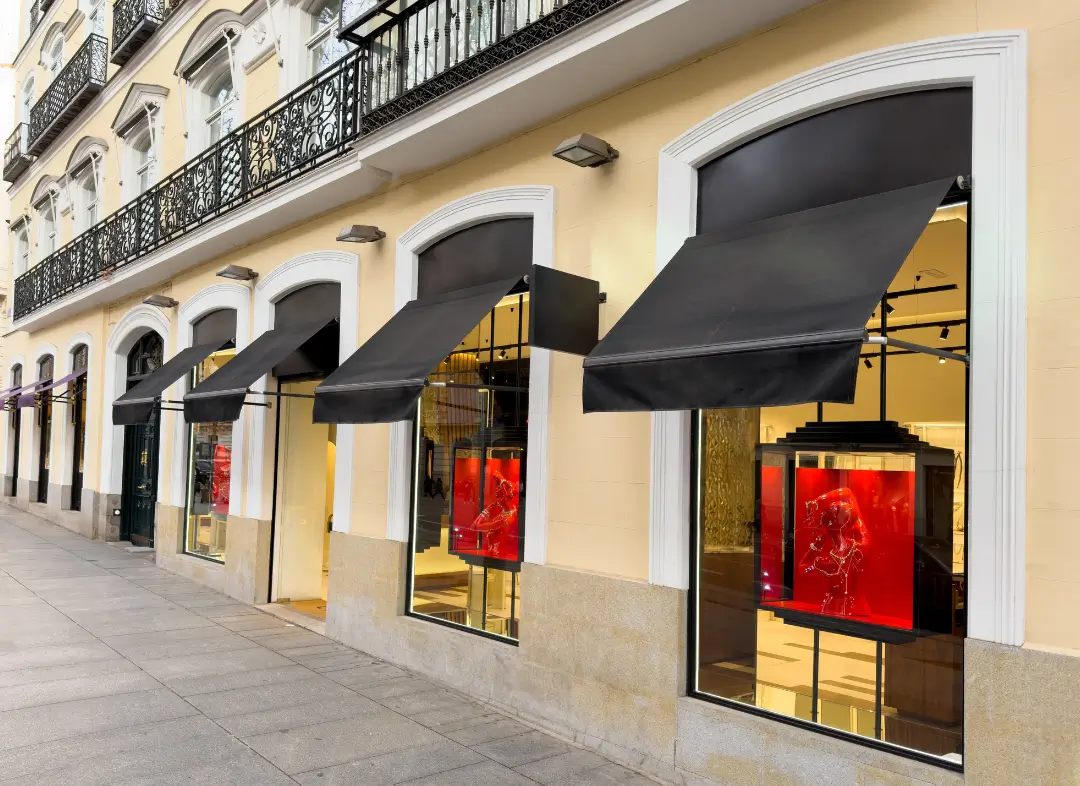 Façade vitrine de magasin en aluminium sur mesure à Jonquières
